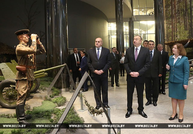 Ильхам Алиев посетил музей ВОВ- ФОТО